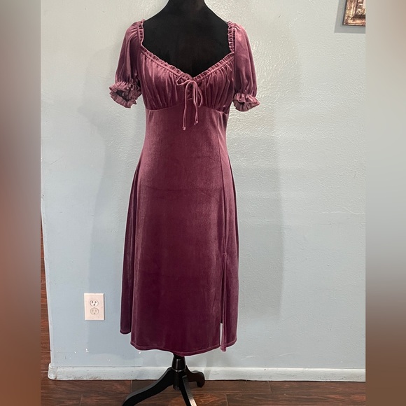 All in Favor Flutter Sleeve
Crushed Velvet Minidress size M - Picture 3 of 8